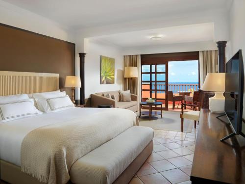 Suite Junior Singular con vistas al mar del hotel Melia Hacienda del Conde. Foto 11