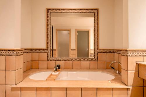 Suite with Whirlpool and Sea View del hotel Melia Hacienda del Conde. Foto 9