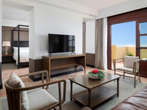 Suite with Whirlpool and Sea View del hotel Melia Hacienda del Conde. Foto 10