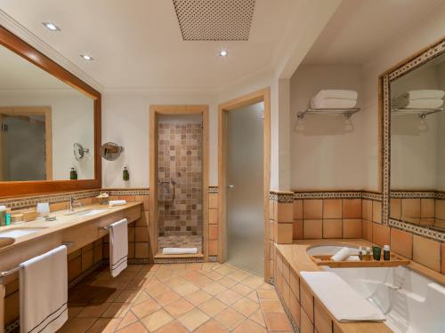 Suite with Whirlpool and Sea View del hotel Melia Hacienda del Conde. Foto 11