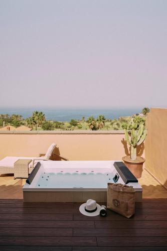 Suite con bañera de hidromasaje y vistas al mar del hotel Melia Hacienda del Conde. Foto 55
