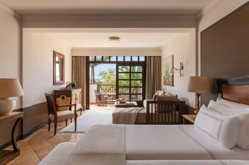 Suite Junior Singular con vistas al campo de golf del hotel Melia Hacienda del Conde