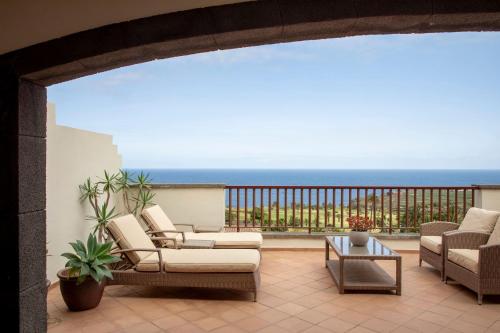 Suite con vistas al mar del hotel Melia Hacienda del Conde. Foto 2