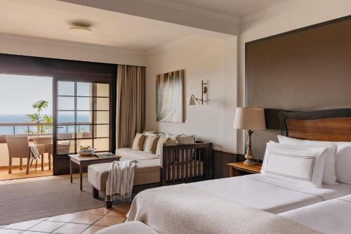 Suite Junior Singular con vistas al mar del hotel Melia Hacienda del Conde