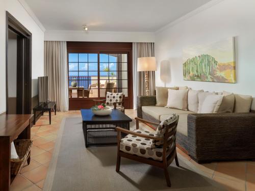 Suite con bañera de hidromasaje y vistas al mar del hotel Melia Hacienda del Conde. Foto 59