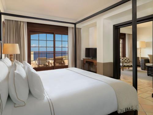 Suite con bañera de hidromasaje y vistas al mar del hotel Melia Hacienda del Conde. Foto 61