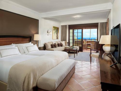 Suite Junior Singular con vistas al campo de golf del hotel Melia Hacienda del Conde. Foto 4