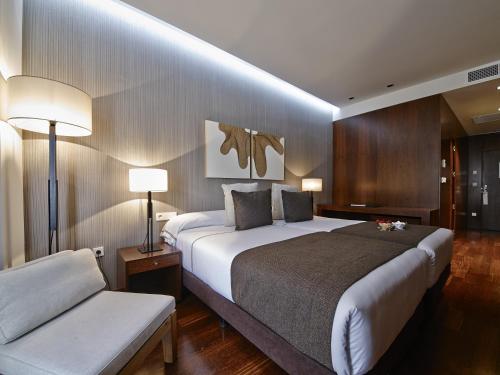 Habitación Doble Estándar con balcón - 1 o 2 camas del hotel Carrís Cardenal Quevedo. Foto 1