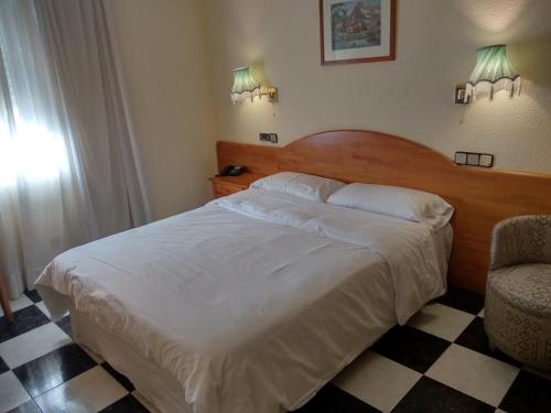 Habitación triple 1 Cama Individual 1 Cama doble del hotel Sierra Oriente. Foto 3