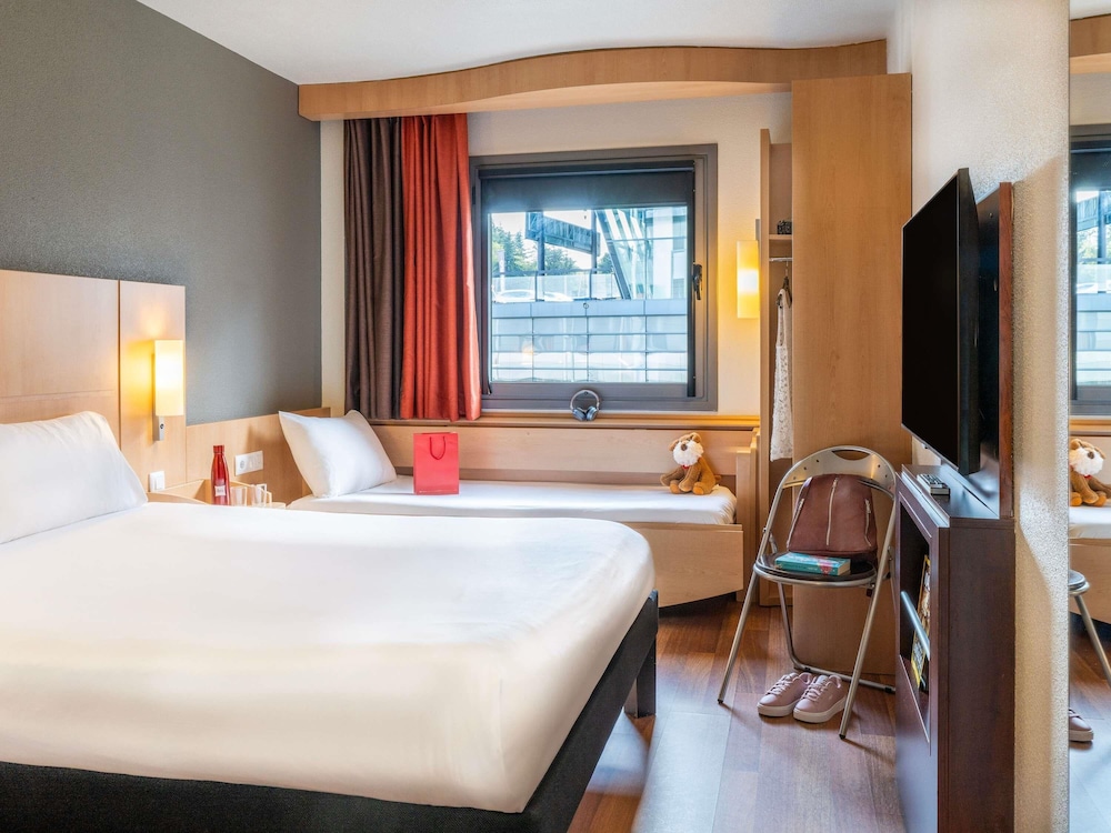 Habitación, varias camas del hotel Ibis Madrid Alcobendas