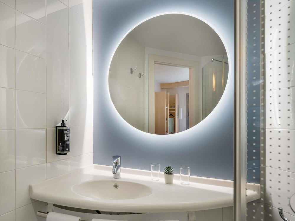 Habitación estándar, 2 camas individuales del hotel Ibis Madrid Alcobendas. Foto 1