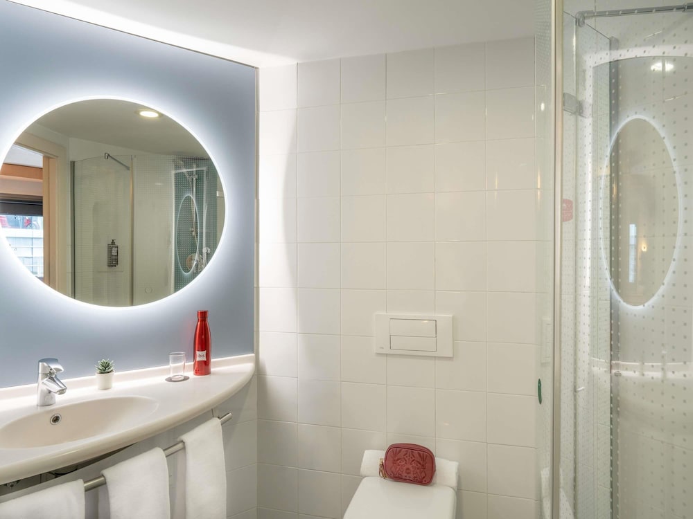 Habitación, varias camas del hotel Ibis Madrid Alcobendas. Foto 2