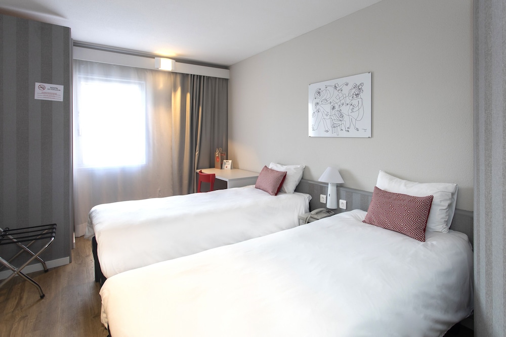 Habitación, 2 camas individuales del hotel Ibis Valencia Alfafar. Foto 1