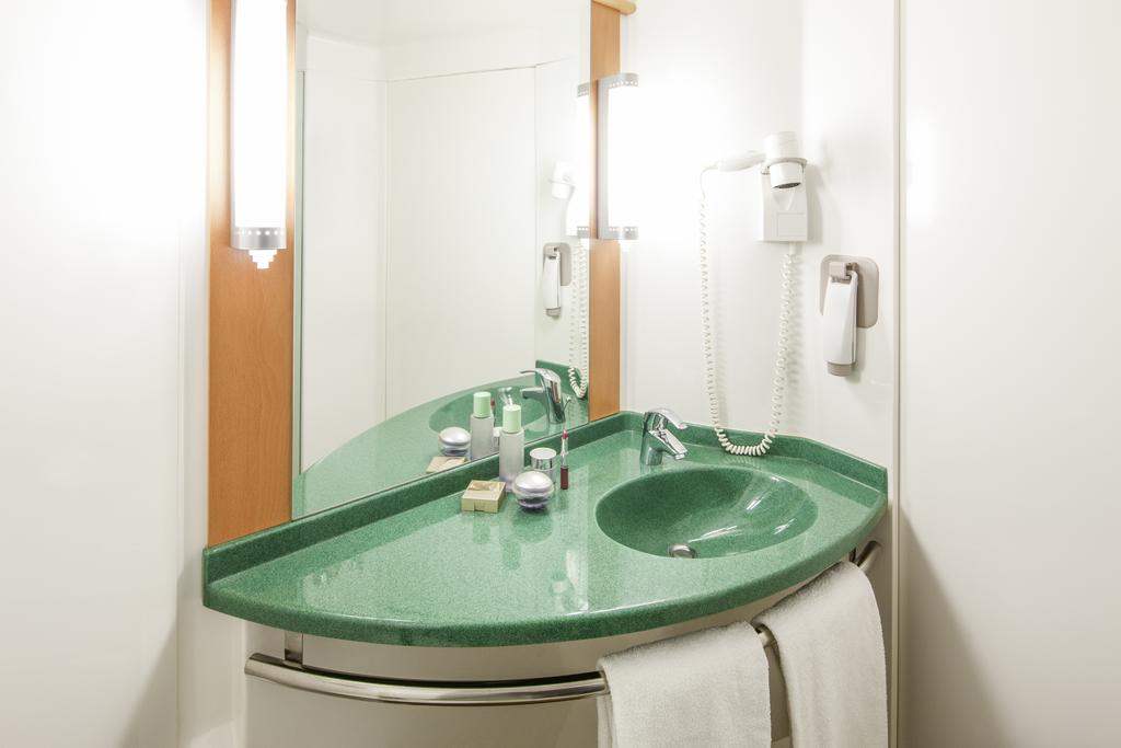 Habitación familiar del hotel Ibis Madrid Aeropuerto Barajas. Foto 2