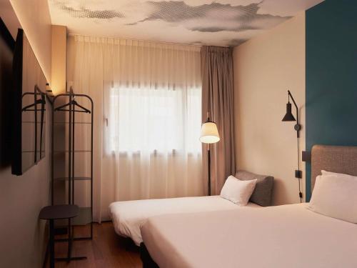 Habitación Doble con cama supletoria del hotel Ibis Madrid Aeropuerto Barajas. Foto 6