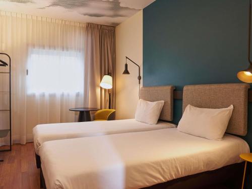 Habitación Doble Superior - 2 camas del hotel Ibis Madrid Aeropuerto Barajas. Foto 7