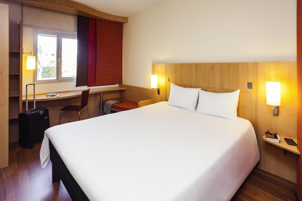 Habitación doble del hotel Ibis Madrid Aeropuerto Barajas. Foto 1
