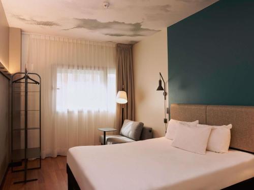 Habitación Doble con cama supletoria del hotel Ibis Madrid Aeropuerto Barajas