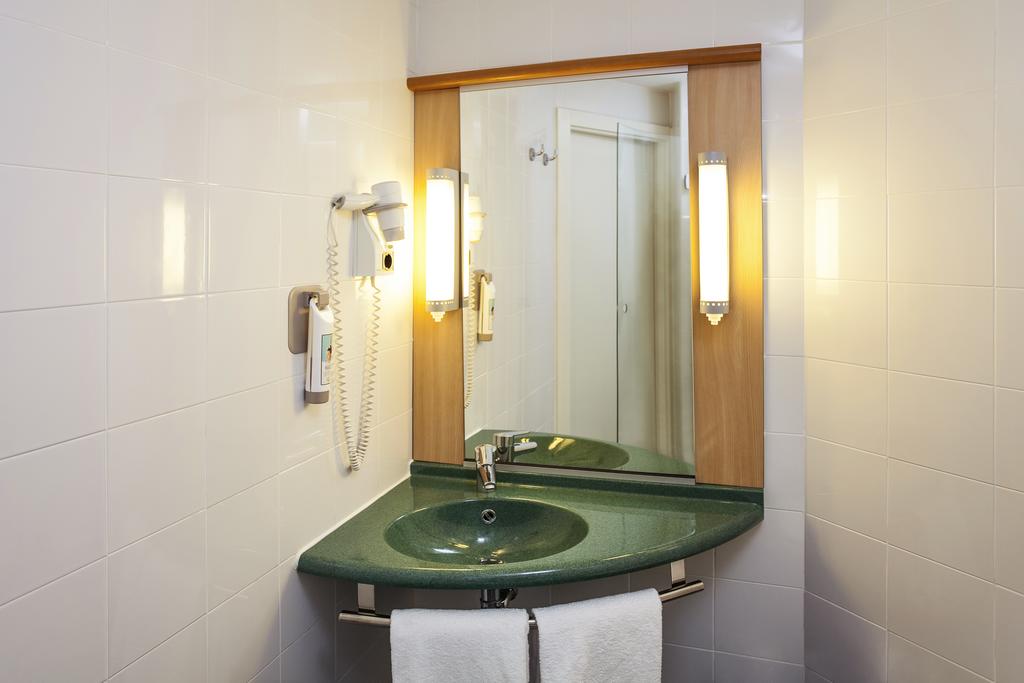 Habitación doble del hotel Ibis Madrid Aeropuerto Barajas. Foto 2