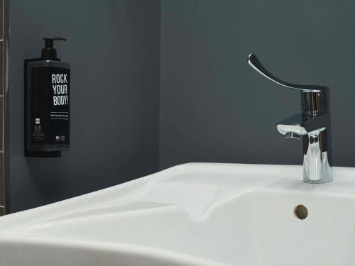 Habitación Doble con cama supletoria del hotel Ibis Madrid Aeropuerto Barajas. Foto 6