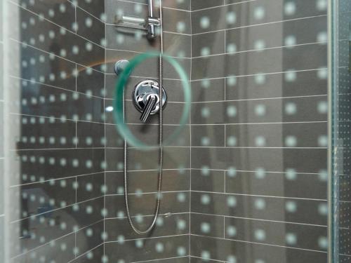 Habitación Doble con cama supletoria del hotel Ibis Madrid Aeropuerto Barajas. Foto 19