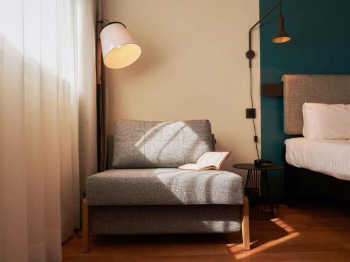 Habitación Doble con cama supletoria del hotel Ibis Madrid Aeropuerto Barajas. Foto 20