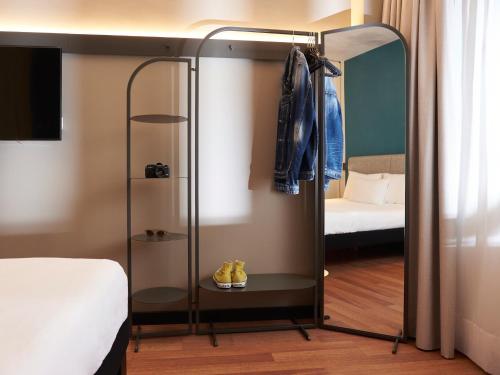 Habitación Doble Superior del hotel Ibis Madrid Aeropuerto Barajas. Foto 16