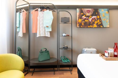 Superior Double Room del hotel Ibis Madrid Aeropuerto Barajas. Foto 16