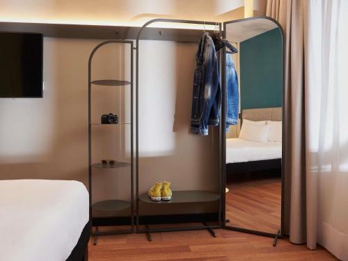 Superior Double Room del hotel Ibis Madrid Aeropuerto Barajas. Foto 8