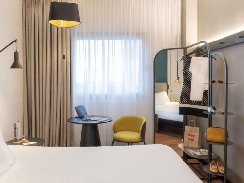 Habitación Doble Superior del hotel Ibis Madrid Aeropuerto Barajas. Foto 33