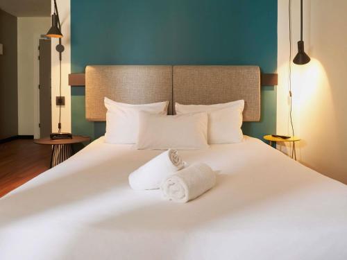 Habitación Doble con Cama supletoria del hotel Ibis Madrid Aeropuerto Barajas. Foto 12