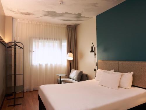 Habitación Doble con Cama supletoria del hotel Ibis Madrid Aeropuerto Barajas. Foto 15