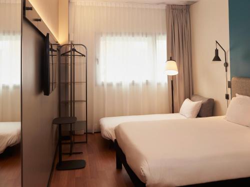 Habitación Doble con Cama supletoria del hotel Ibis Madrid Aeropuerto Barajas. Foto 16