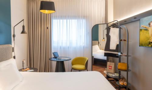 Habitación Doble Superior del hotel Ibis Madrid Aeropuerto Barajas. Foto 17