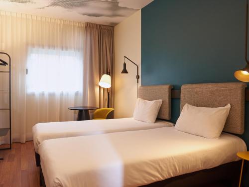 Habitación Doble Superior - 2 camas del hotel Ibis Madrid Aeropuerto Barajas. Foto 14