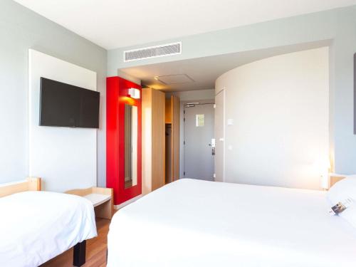 Habitación Superior con 1 cama doble y 1 sofá cama del hotel Ibis Elche. Foto 2