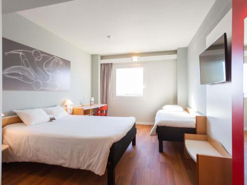 Habitación Superior con 1 cama doble y 1 sofá cama del hotel Ibis Elche. Foto 3