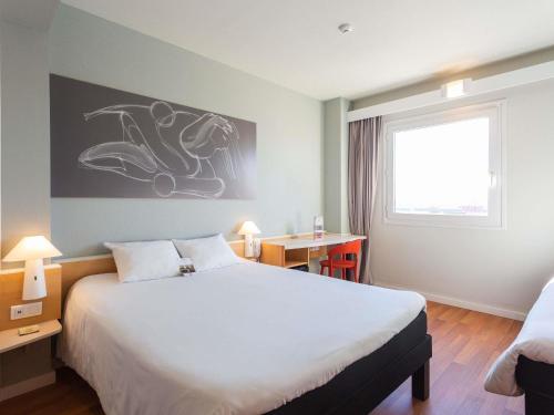 Habitación Superior con 1 cama doble y 1 sofá cama del hotel Ibis Elche. Foto 4