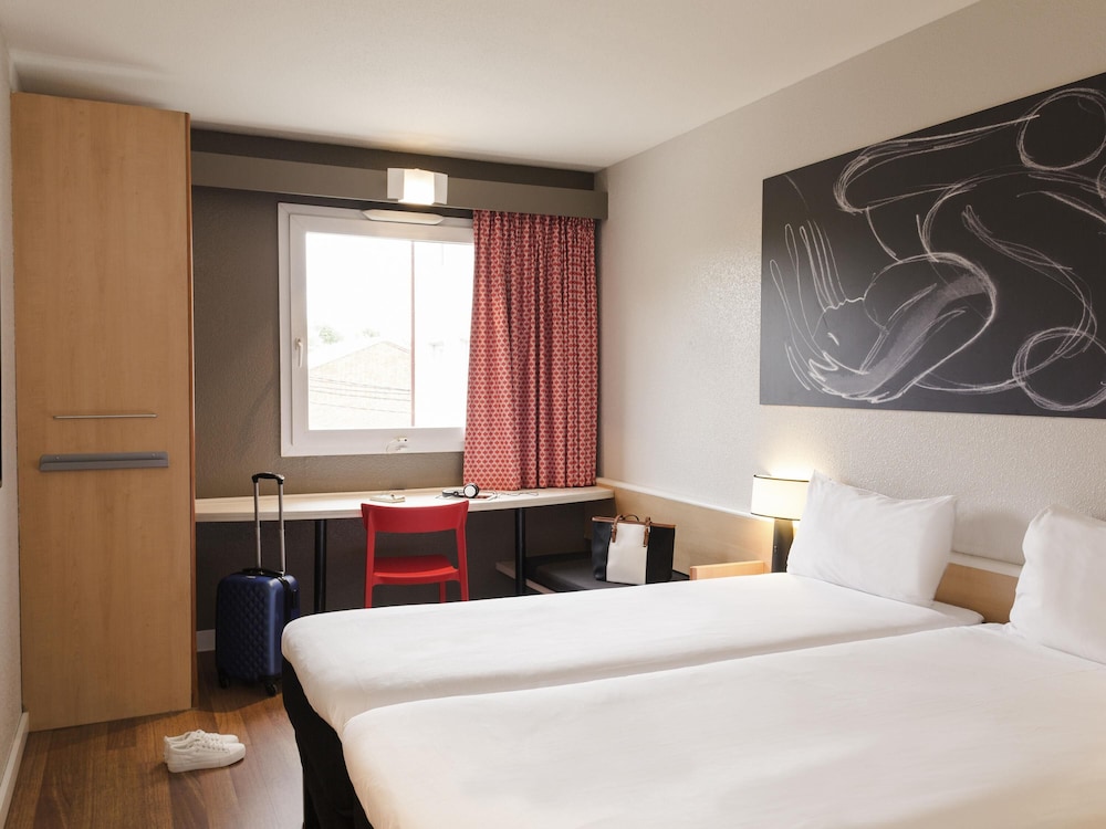 Habitación con 2 camas individuales, 2 camas individuales del hotel Ibis Madrid Fuenlabrada. Foto 1
