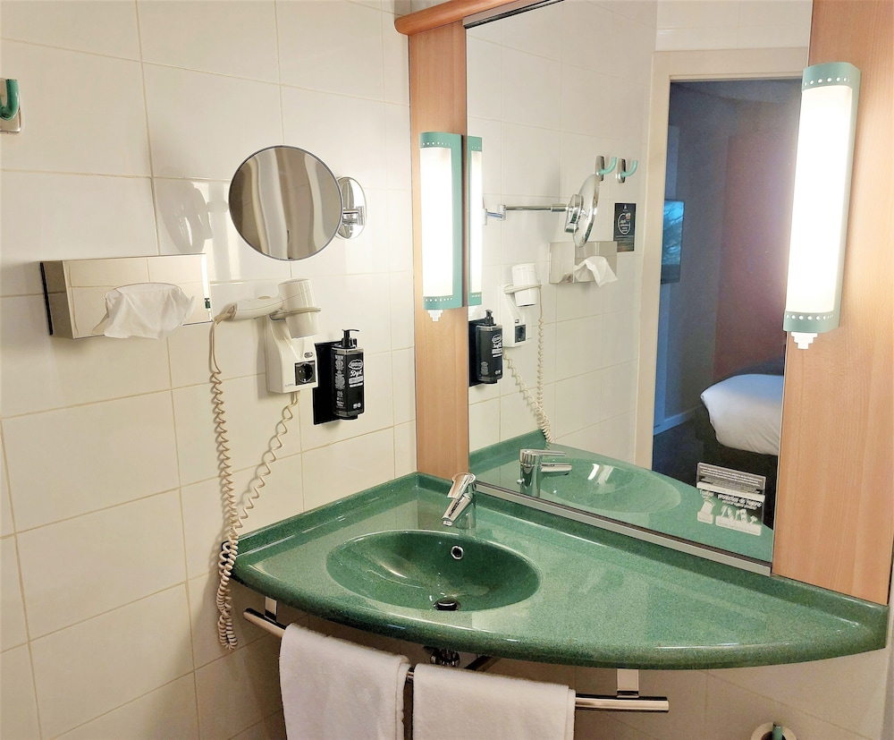 Habitación Confort doble del hotel Ibis Madrid Fuenlabrada. Foto 7