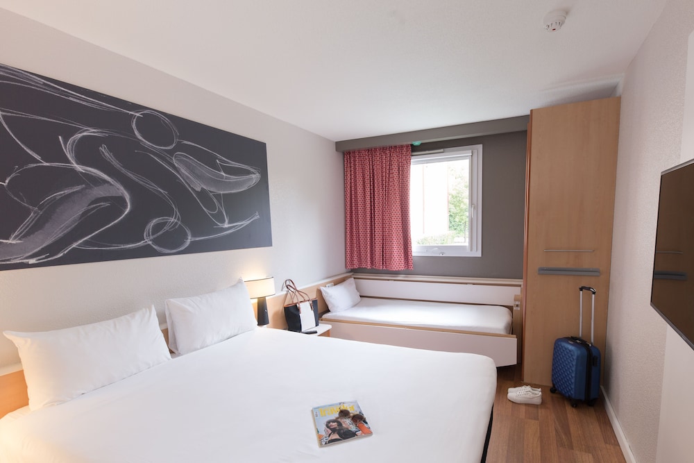 Habitación familiar doble (1 double bed and extra bed) del hotel Ibis Madrid Fuenlabrada. Foto 1