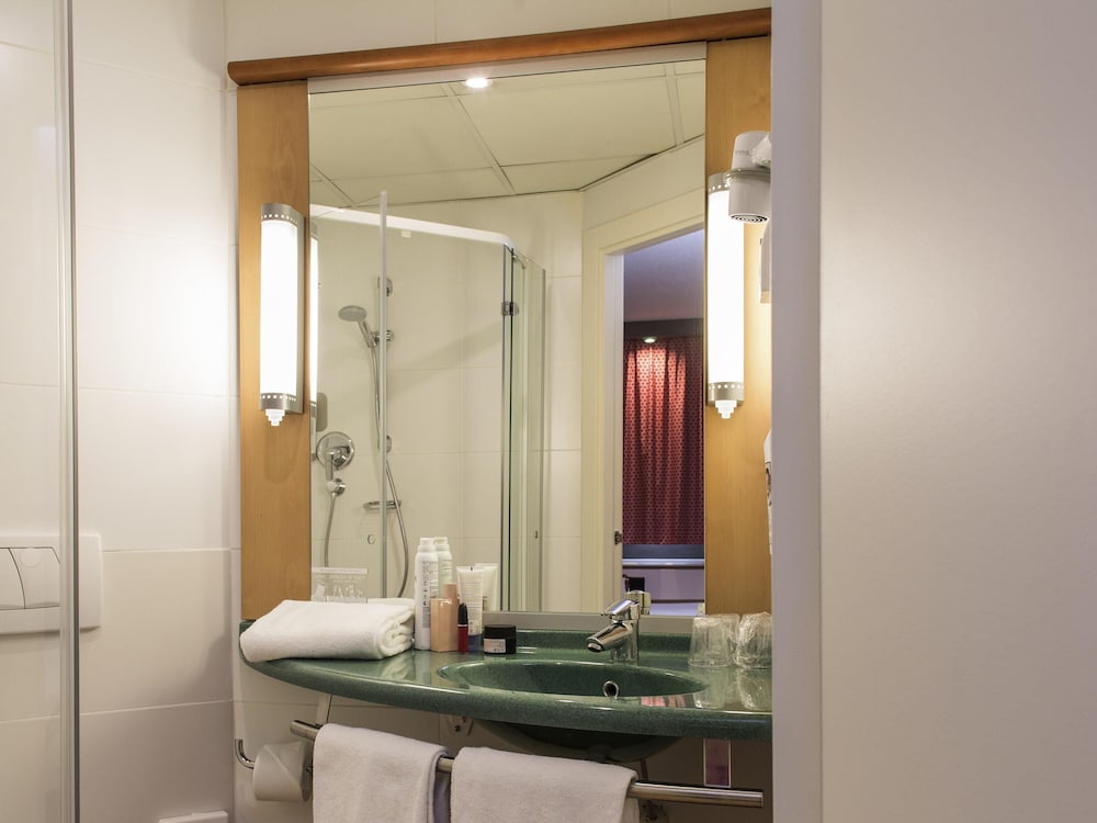 Habitación familiar doble (1 double bed and extra bed) del hotel Ibis Madrid Fuenlabrada. Foto 4