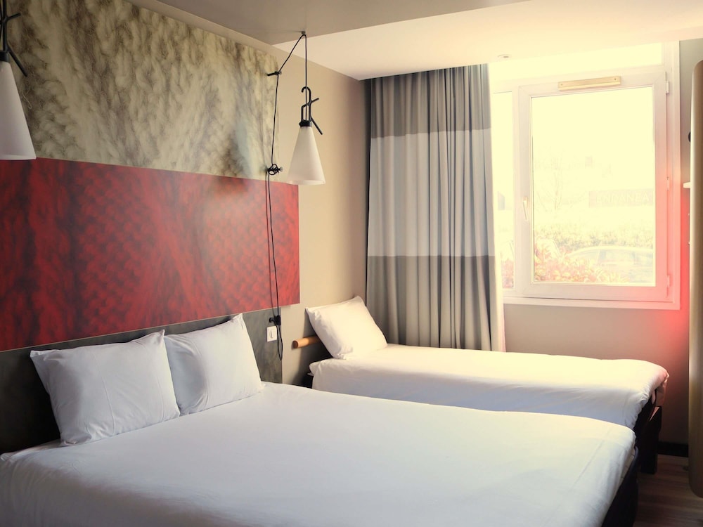 Habitación triple estándar con 1 cama doble y 1 cama individual del hotel Ibis Irun