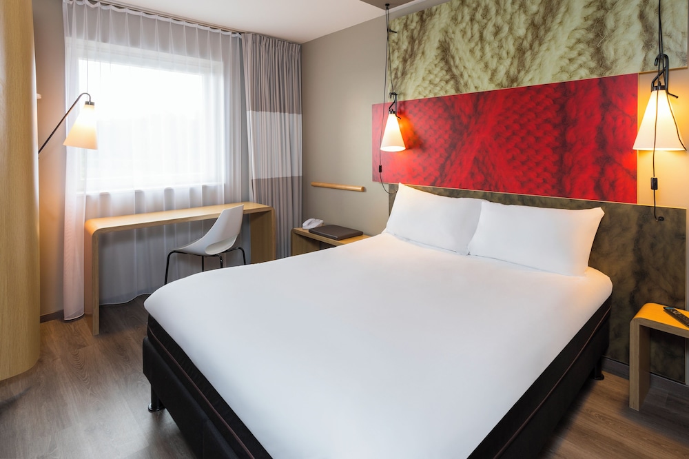 Habitación triple estándar con 1 cama doble y 1 cama individual del hotel Ibis Irun. Foto 1