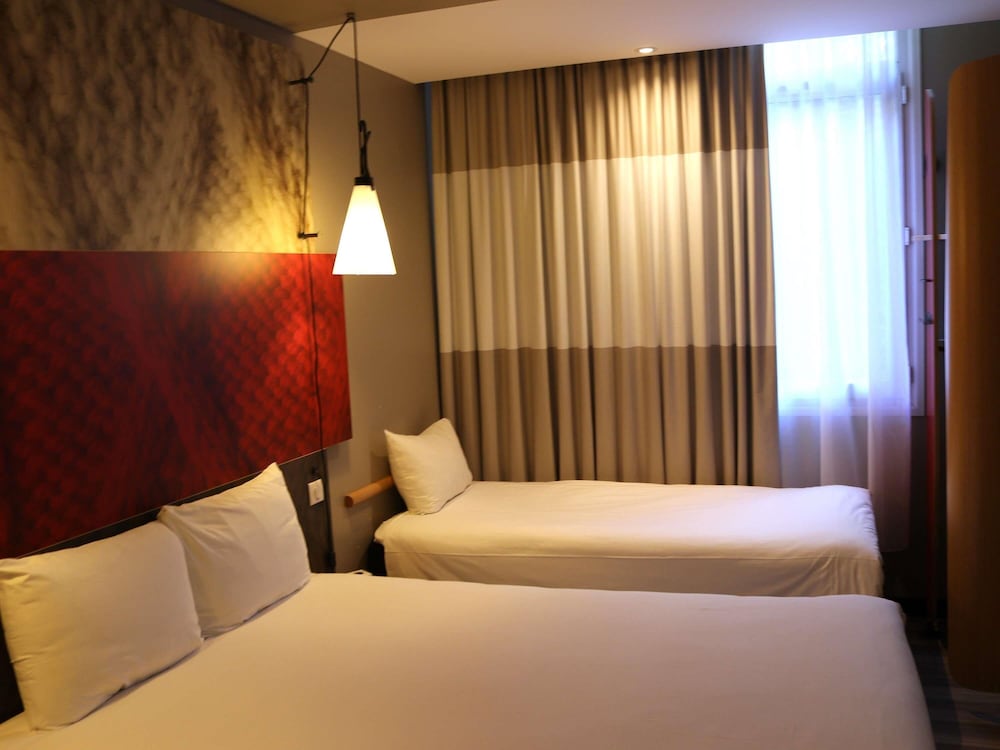Habitación triple estándar con 1 cama doble y 1 cama individual del hotel Ibis Irun. Foto 3