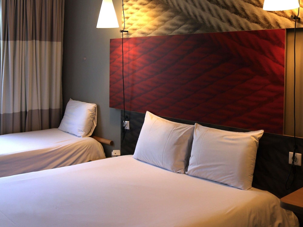 Habitación triple estándar con 1 cama doble y 1 cama individual del hotel Ibis Irun. Foto 7
