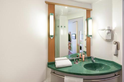 Habitación Estándar - 2 camas individuales del hotel Ibis Barcelona Molins De Rei. Foto 3