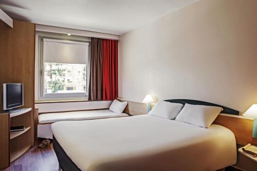 Habitación Familiar del hotel Ibis Barcelona Molins De Rei. Foto 2