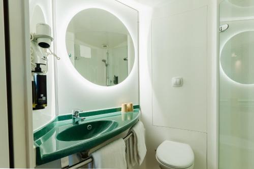 Habitación Estándar - 2 camas individuales del hotel Ibis Barcelona Molins De Rei. Foto 10
