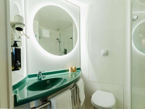 Habitación Familiar del hotel Ibis Barcelona Molins De Rei. Foto 10